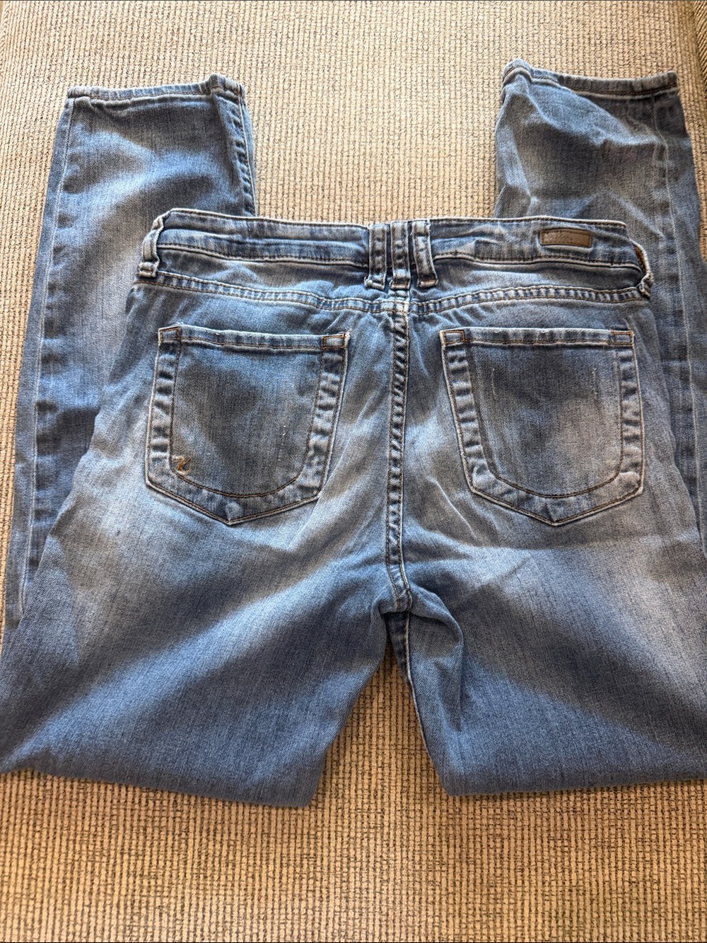 Kut from the Kloth Medium Blue White Wash Straight Leg Jeans Horseshoe Pockets 2